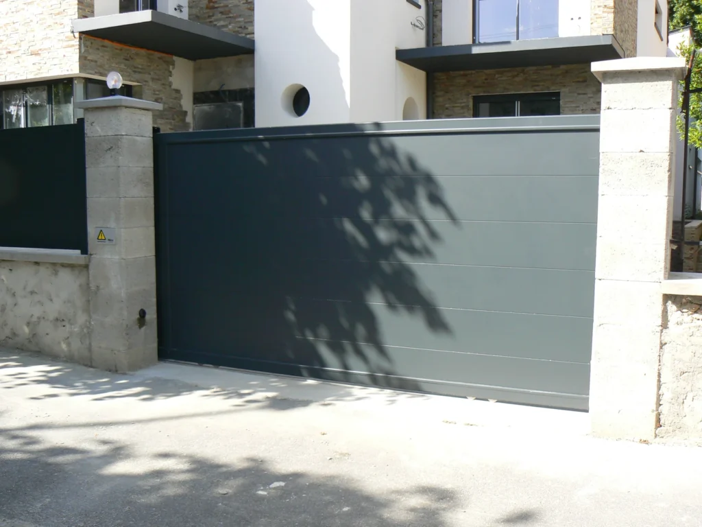 Portail aluminium sur mesure - réalisation Dijon (Bourgogne-Franche-Comté)