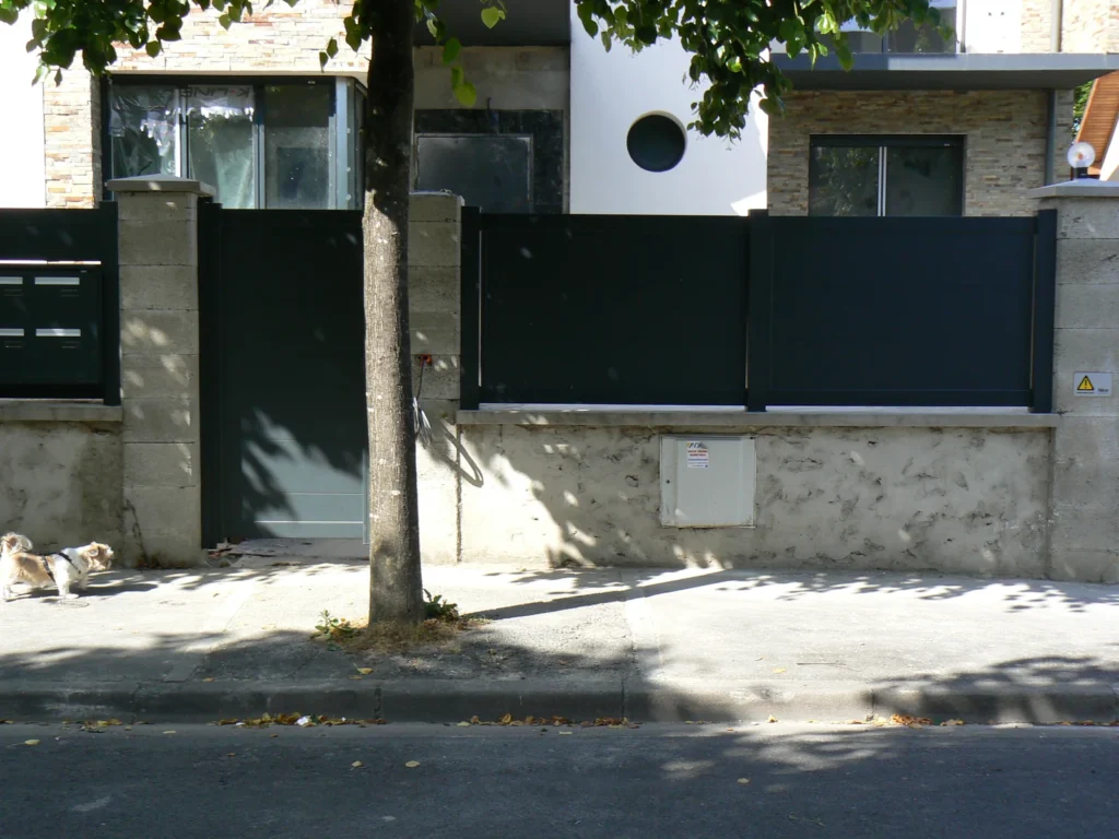 Portail aluminium sur mesure - réalisation Vannes (Bretagne)
