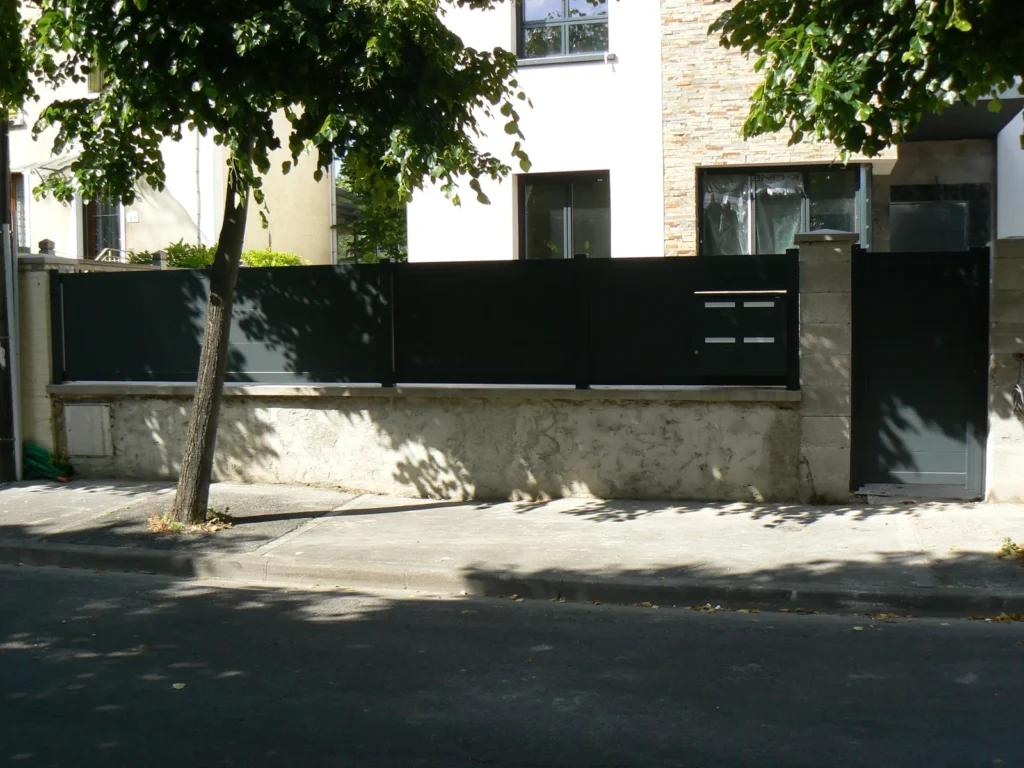 Portail aluminium sur mesure - réalisation Caen (Normandie)