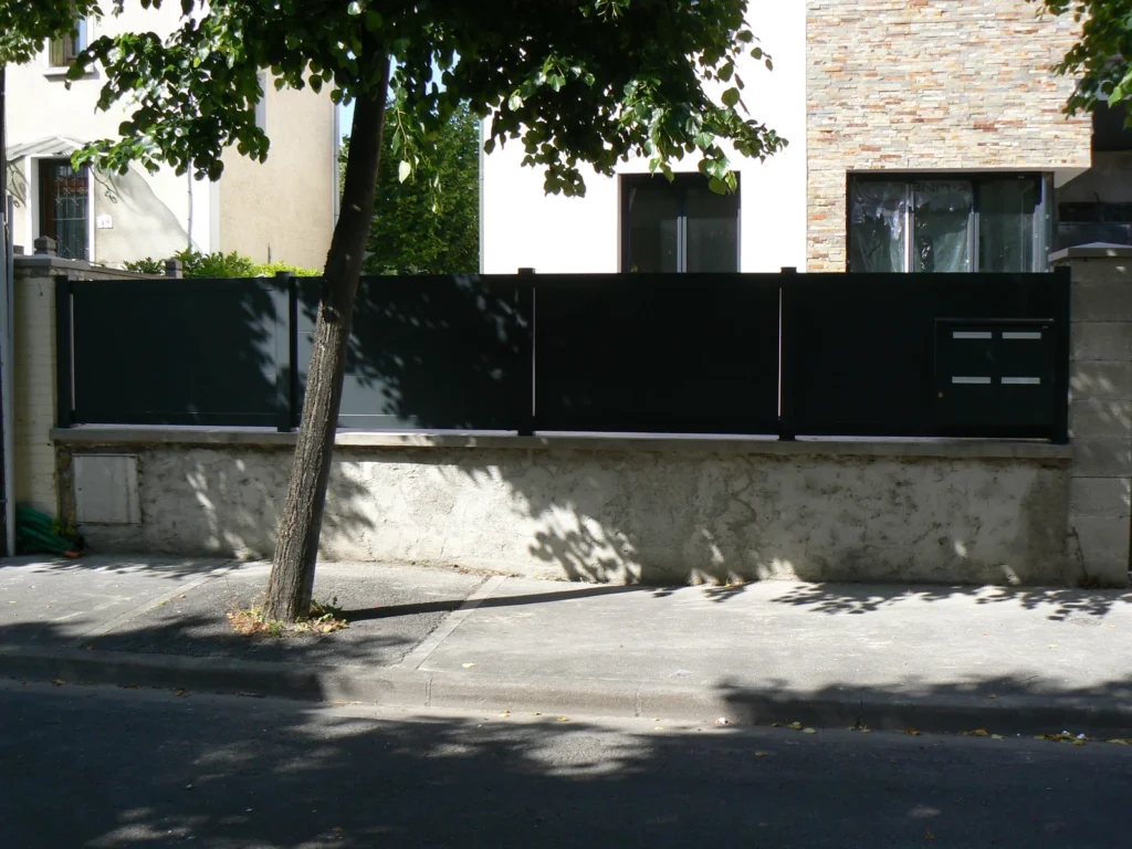 Portail aluminium sur mesure - réalisation Vannes (Bretagne)