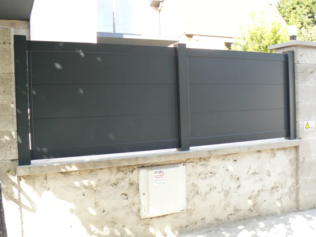 Portail aluminium sur mesure - réalisation Marseille (Provence-Alpes-Côte d’Azur)