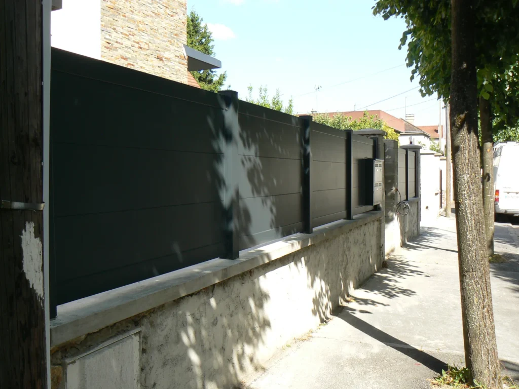 Portail aluminium sur mesure - réalisation Aix-en-Provence (Provence-Alpes-Côte d’Azur)