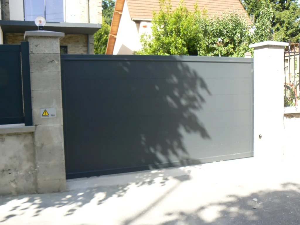 Portail aluminium sur mesure - réalisation Reims (Grand Est)