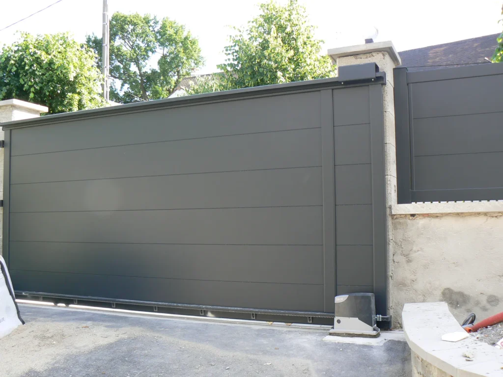 Portail aluminium sur mesure - réalisation Lyon (Auvergne-Rhône-Alpes)