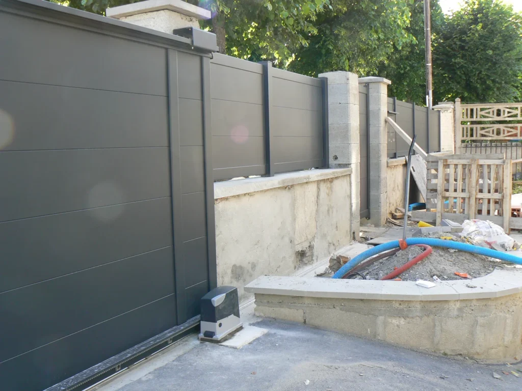Portail aluminium sur mesure - réalisation Orléans (Centre-Val de Loire)