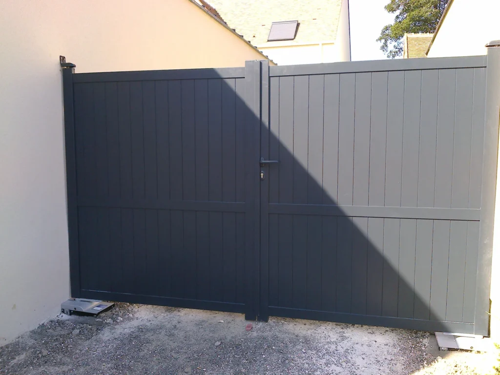 Portail aluminium sur mesure - réalisation Aix-en-Provence (Provence-Alpes-Côte d’Azur)