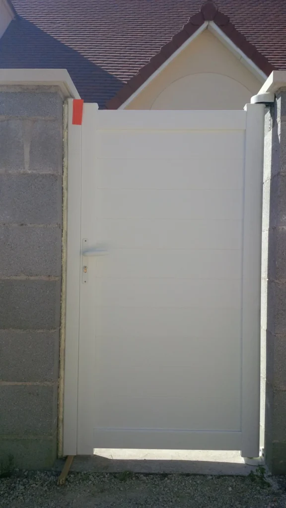 Portail aluminium sur mesure - réalisation Nîmes (Occitanie)