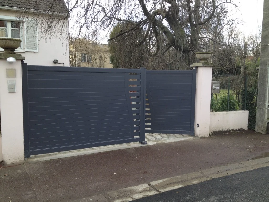 Portail aluminium sur mesure - réalisation Vannes (Bretagne)