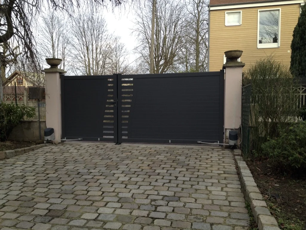 Portail aluminium sur mesure - réalisation Vannes (Bretagne)
