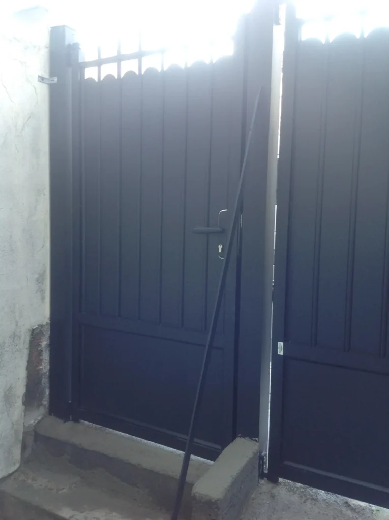 Portail aluminium sur mesure - réalisation Montpellier (Occitanie)