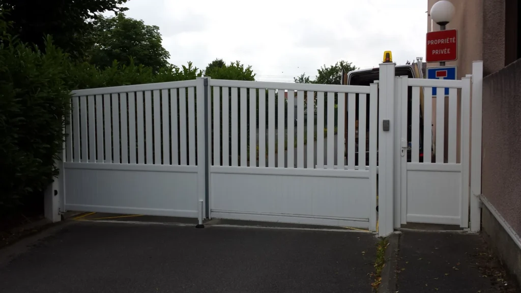 Portail aluminium sur mesure - réalisation Le Mans (Pays de la Loire)