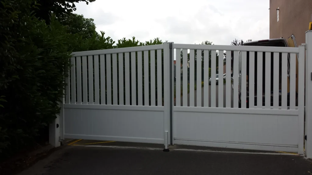 Portail aluminium sur mesure - réalisation Annecy (Auvergne-Rhône-Alpes)