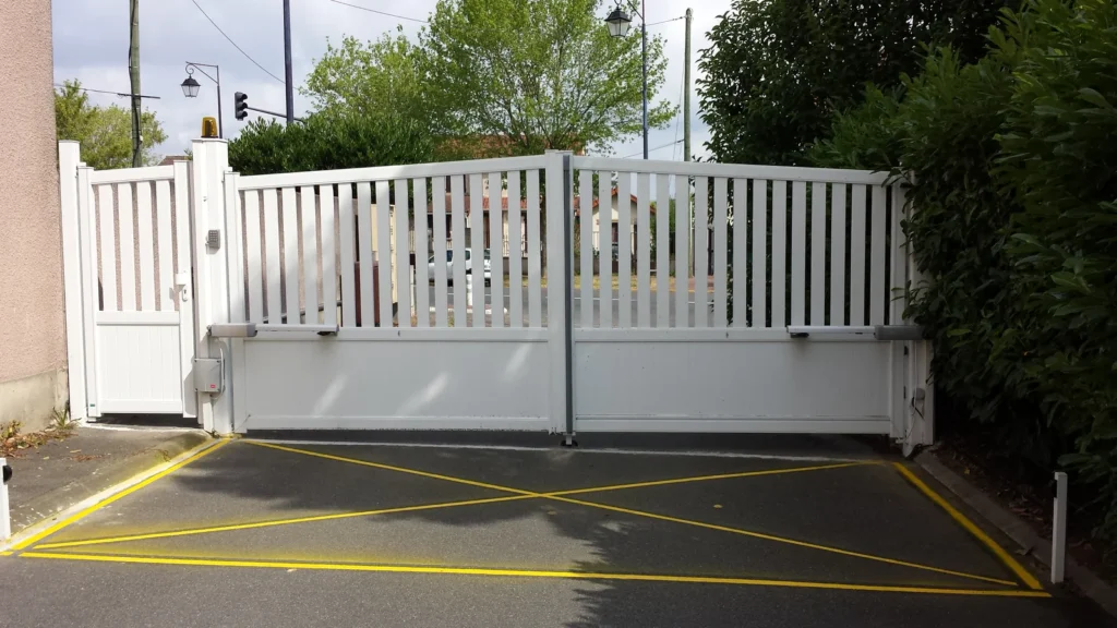 Portail aluminium sur mesure - réalisation Toulon (Provence-Alpes-Côte d’Azur)