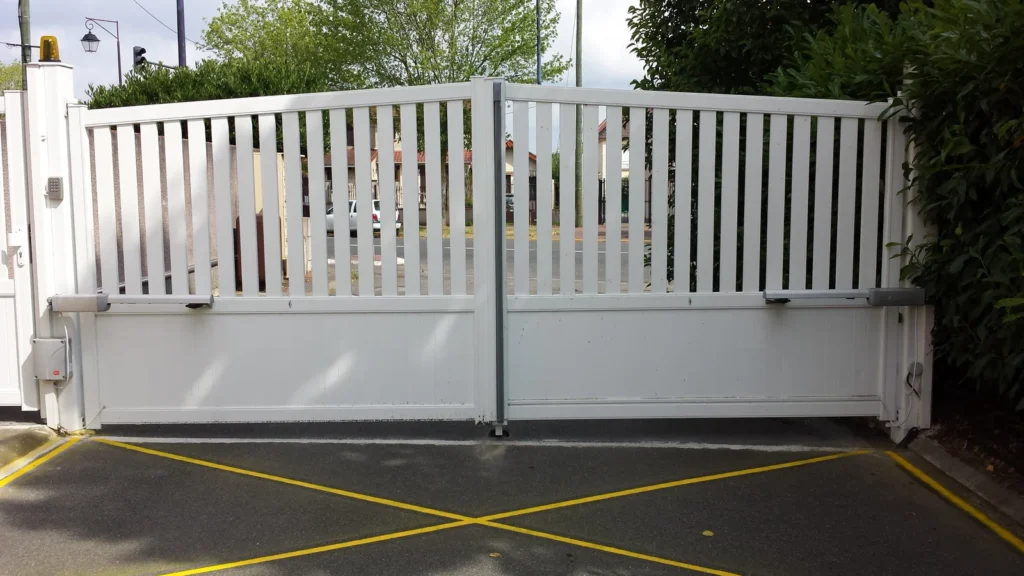 Portail aluminium sur mesure - réalisation Val-de-Marne (Île-de-France)