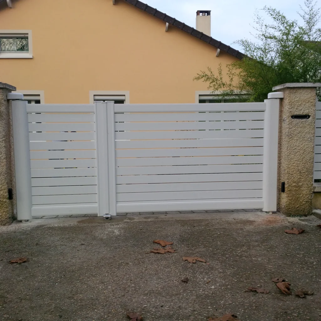 Portail aluminium sur mesure - réalisation La Rochelle (Nouvelle-Aquitaine)