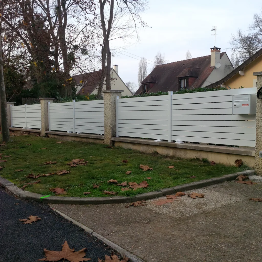 Portail aluminium sur mesure - réalisation Besançon (Bourgogne-Franche-Comté)