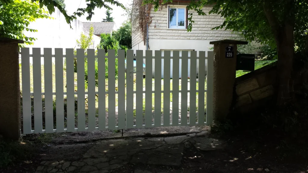 Portail aluminium sur mesure - réalisation Grenoble (Auvergne-Rhône-Alpes)
