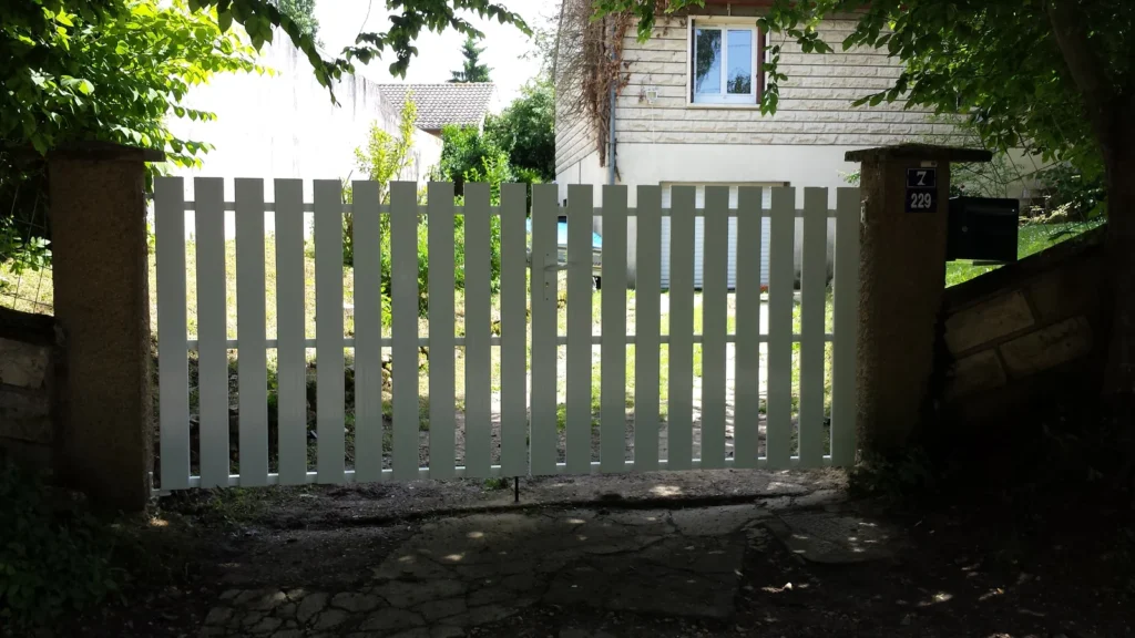 Portail aluminium sur mesure - réalisation Hauts-de-Seine (Île-de-France)