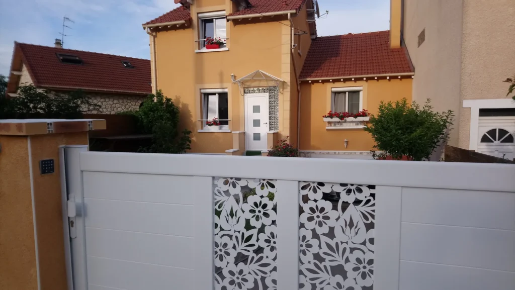 Portail aluminium sur mesure - réalisation Hauts-de-Seine (Île-de-France)