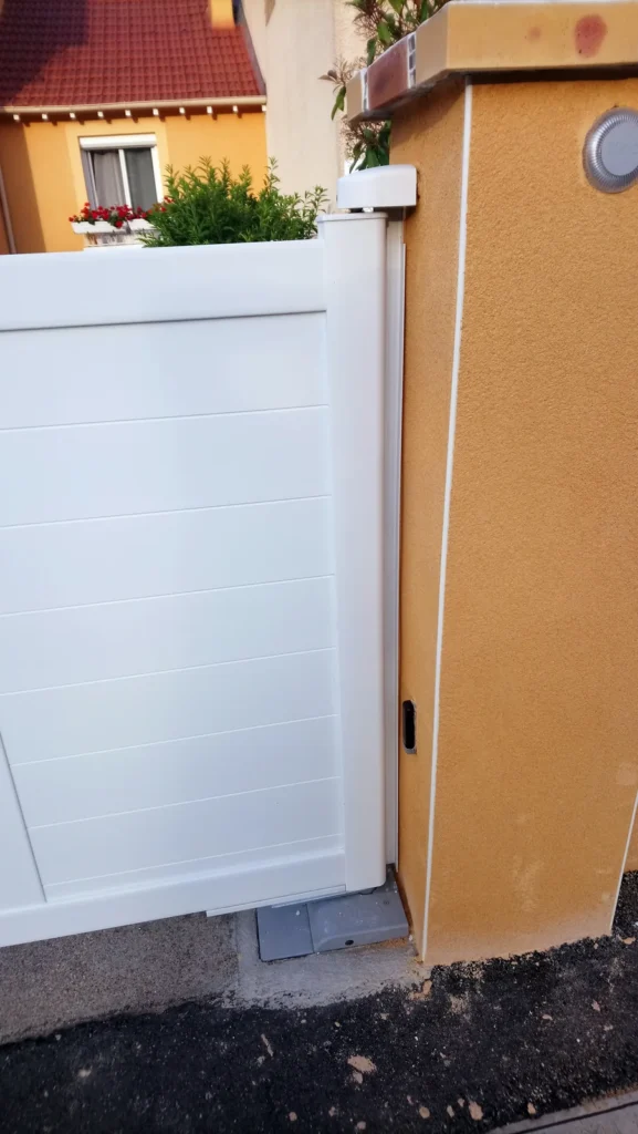 Portail aluminium sur mesure - réalisation La Rochelle (Nouvelle-Aquitaine)