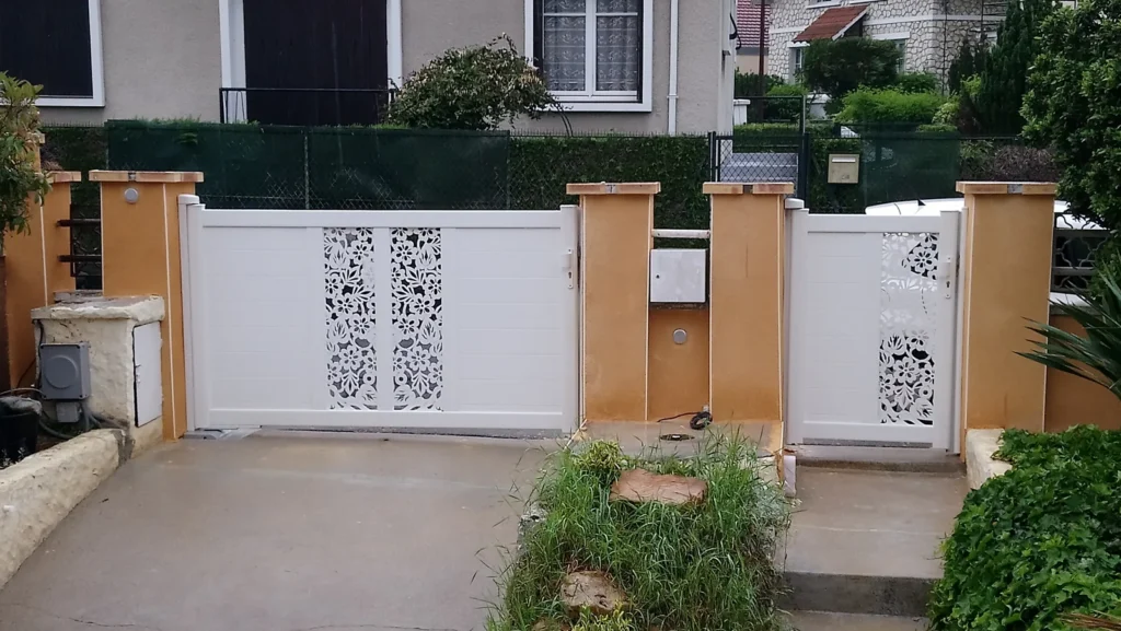 Portail aluminium sur mesure - réalisation Nîmes (Occitanie)