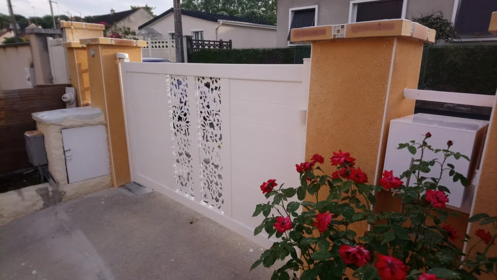 Portail aluminium sur mesure - réalisation Nantes (Pays de la Loire)
