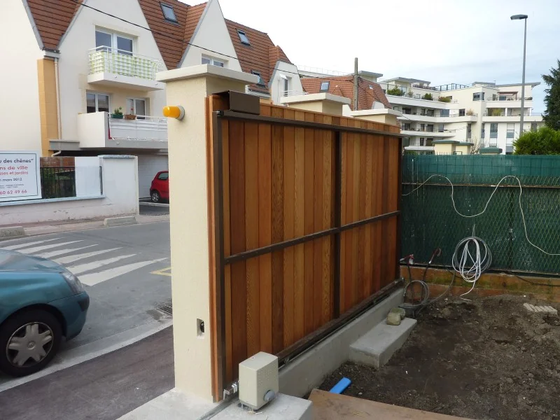 Portail aluminium sur mesure - réalisation Pau (Nouvelle-Aquitaine)