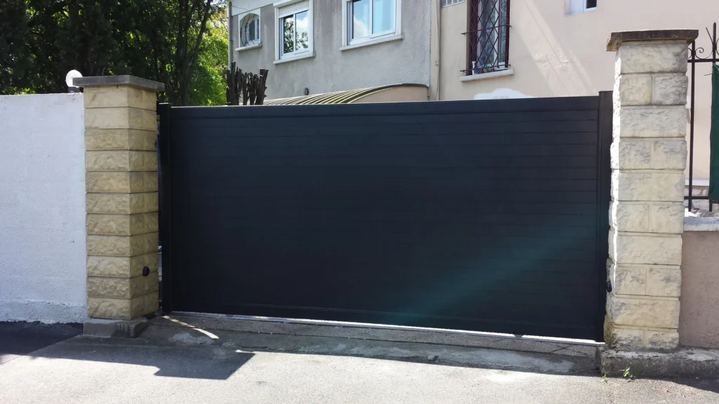 Portail aluminium sur mesure - réalisation Angers (Pays de la Loire)