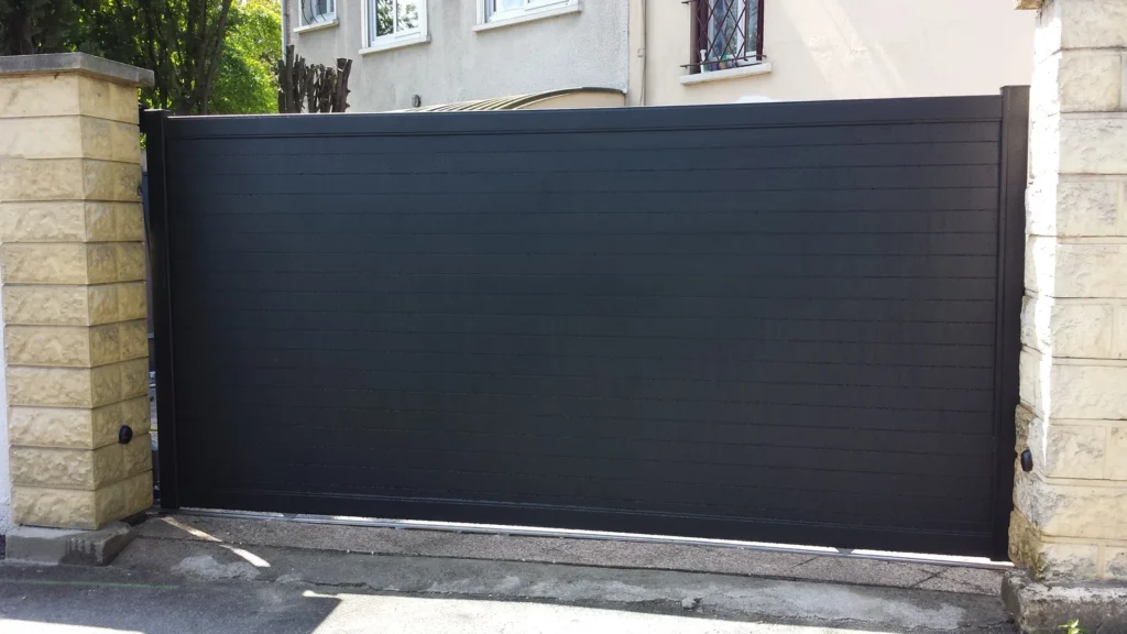 Portail aluminium sur mesure - réalisation Dijon (Bourgogne-Franche-Comté)