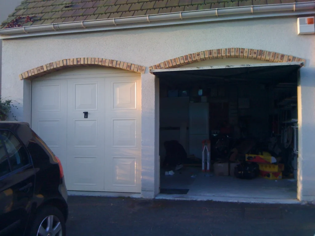 Porte de garage basculante sur mesure - réalisation Annecy (Auvergne-Rhône-Alpes)