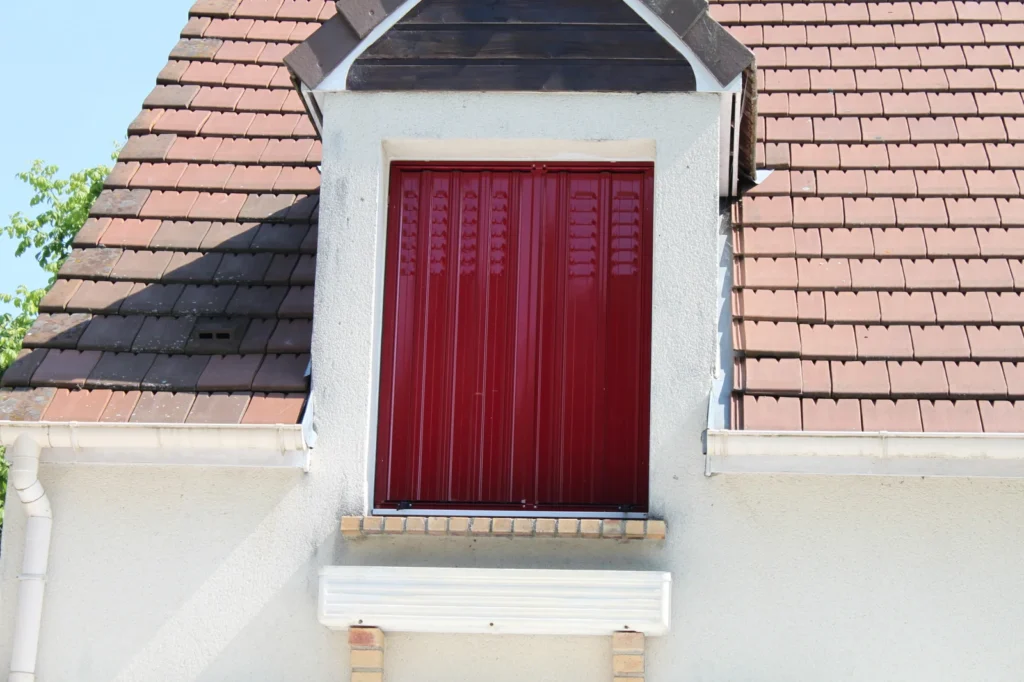 Persienne PVC blanche sur mesure - r\u00e9alisation France