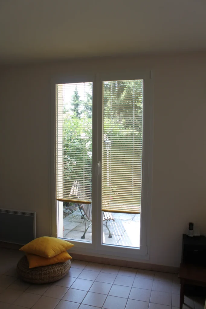 Fen\u00eatre PVC blanche sur mesure - r\u00e9alisation France