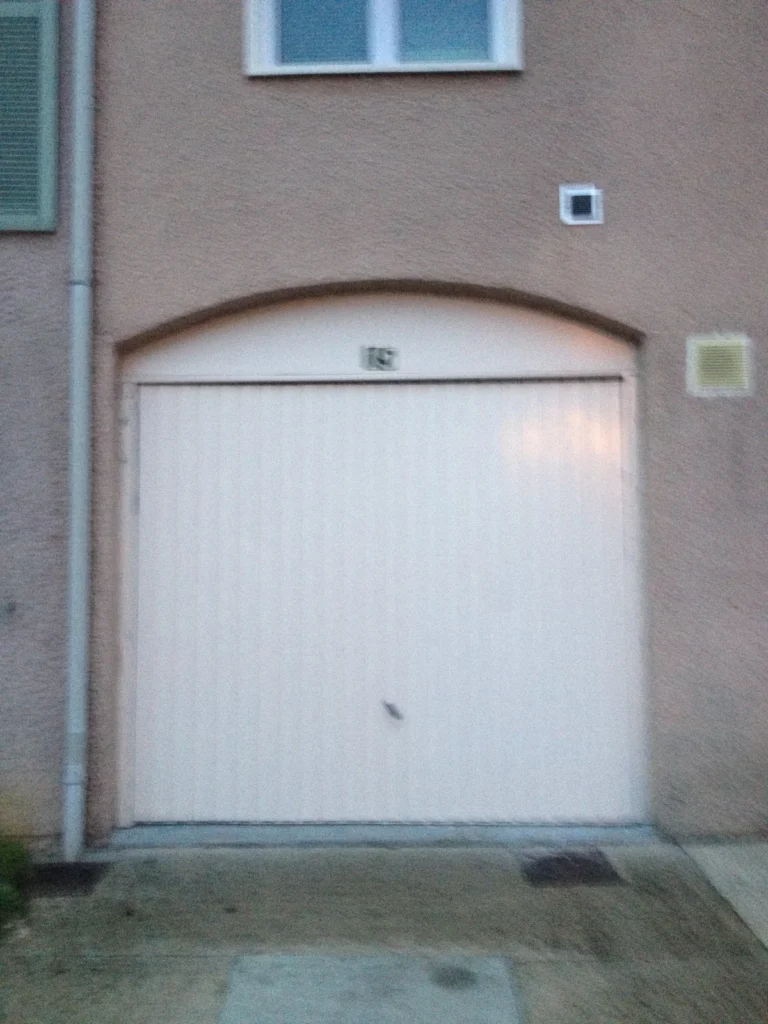 Porte de garage basculante sur mesure - réalisation Essonne (Île-de-France)