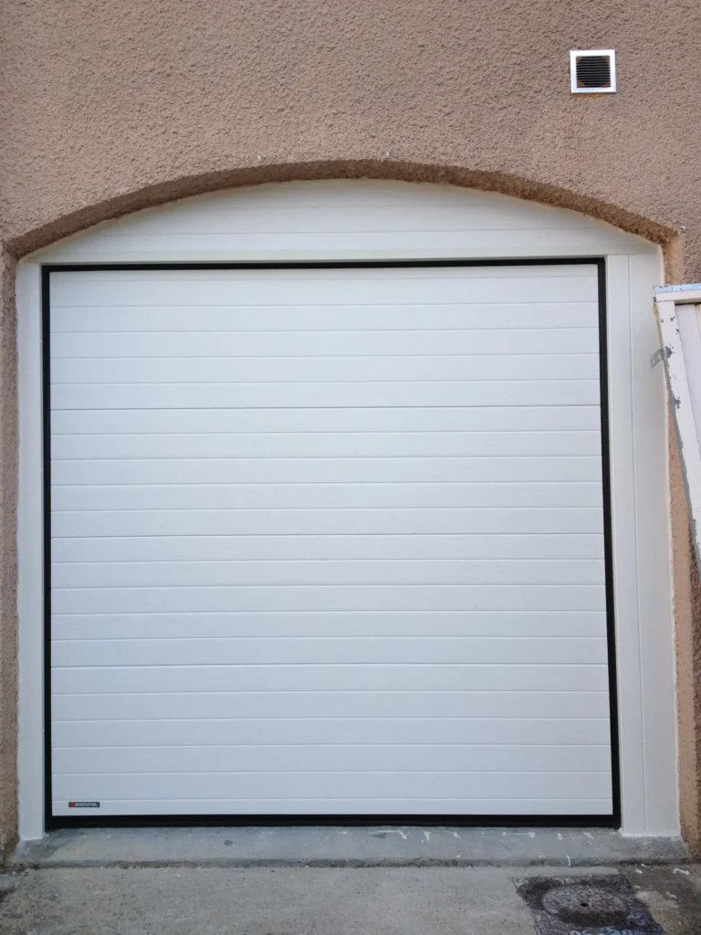 Porte de garage basculante sur mesure - réalisation Le Mans (Pays de la Loire)