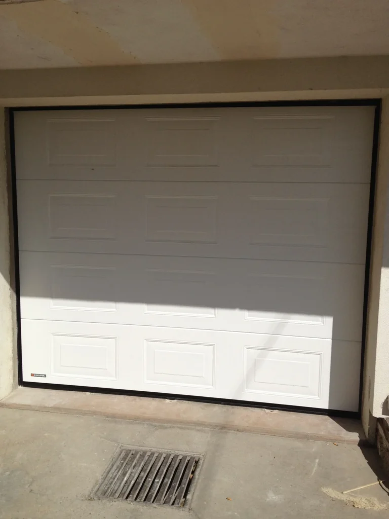 Porte de garage basculante sur mesure - réalisation Caen (Normandie)