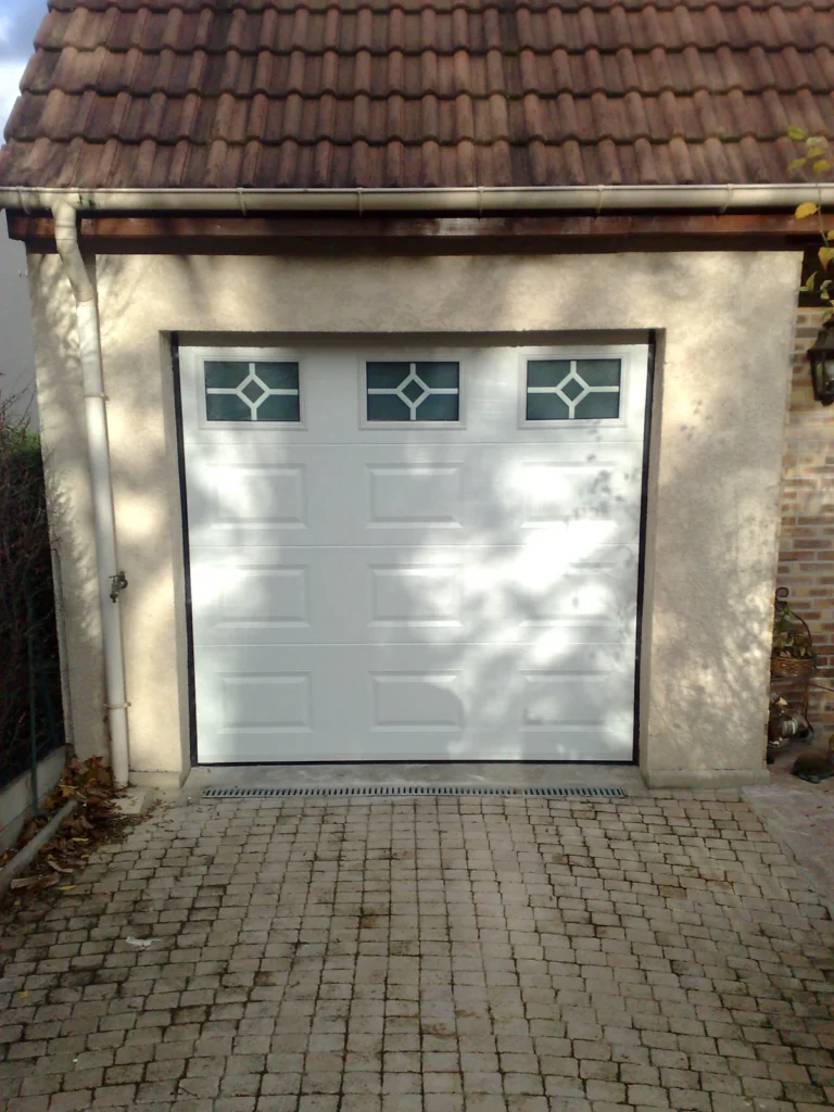 Porte de garage basculante sur mesure - réalisation Aix-en-Provence (Provence-Alpes-Côte d’Azur)