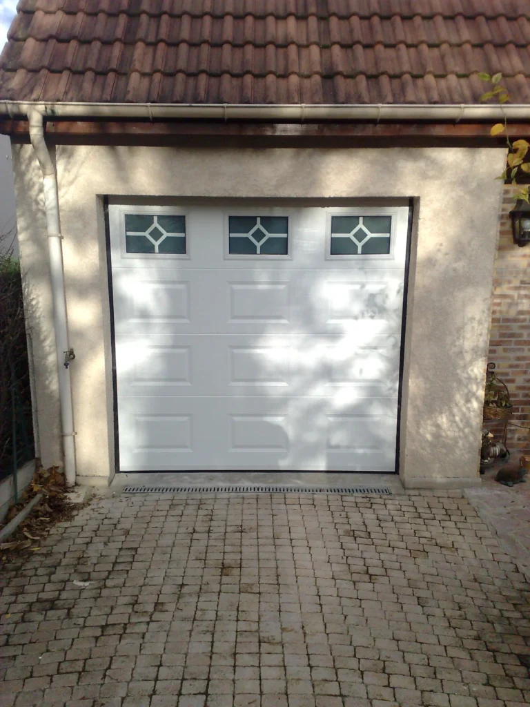 Porte de garage basculante sur mesure - réalisation Yvelines (Île-de-France)