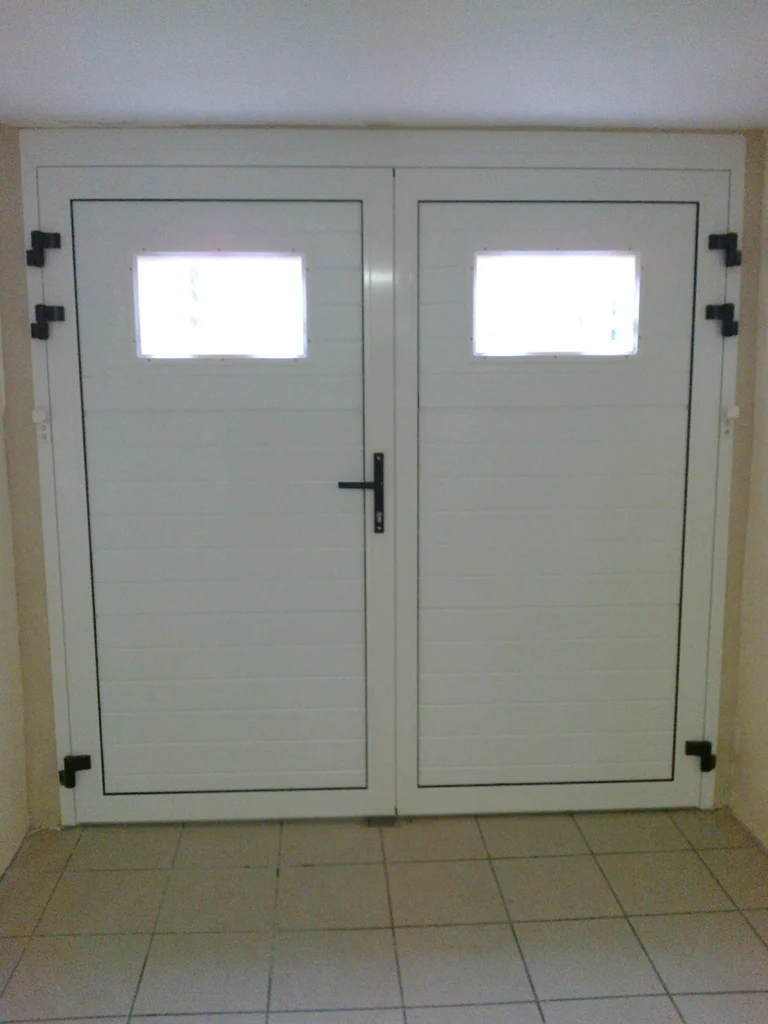 Porte de garage battante sur mesure - r\u00e9alisation France