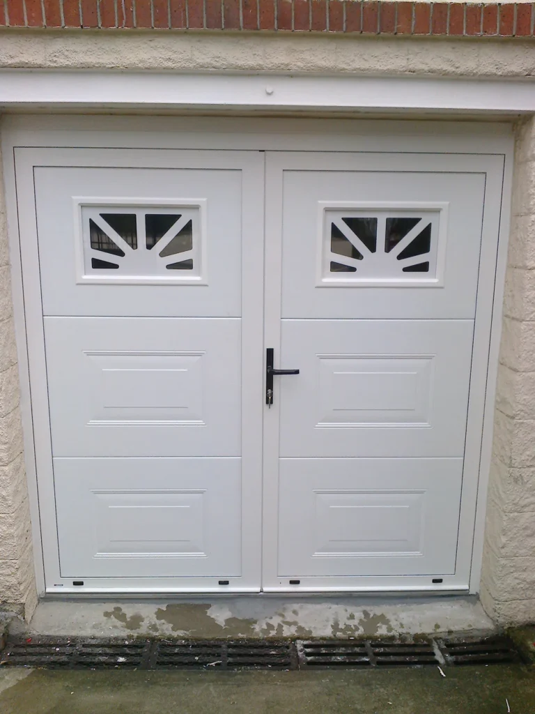 Porte de garage battante sur mesure - r\u00e9alisation France
