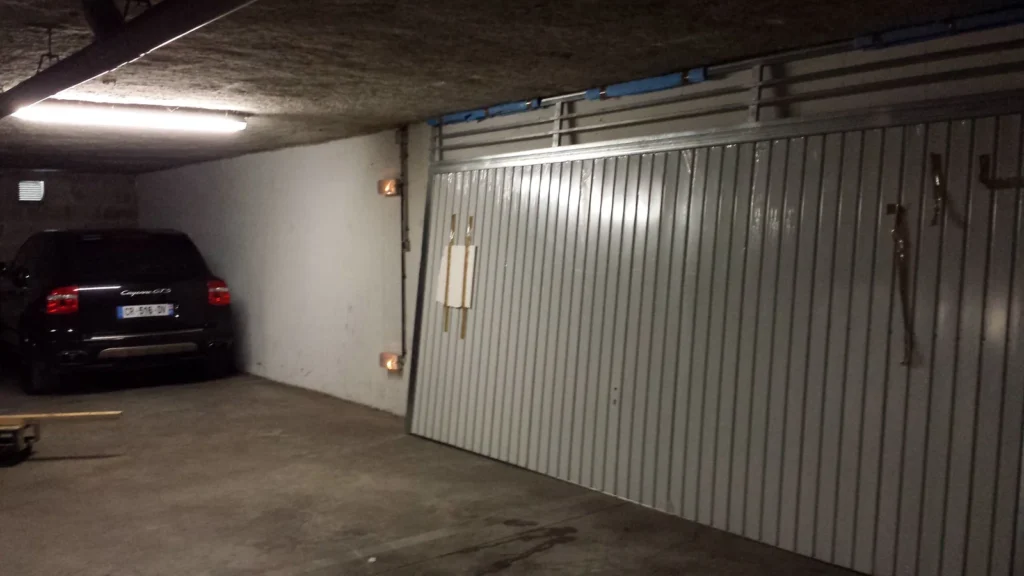 Porte de garage basculante sur mesure - réalisation Saint-Étienne (Auvergne-Rhône-Alpes)