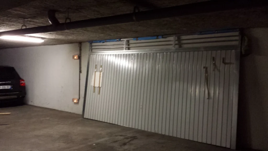 Porte de garage basculante sur mesure - réalisation Bordeaux (Nouvelle-Aquitaine)