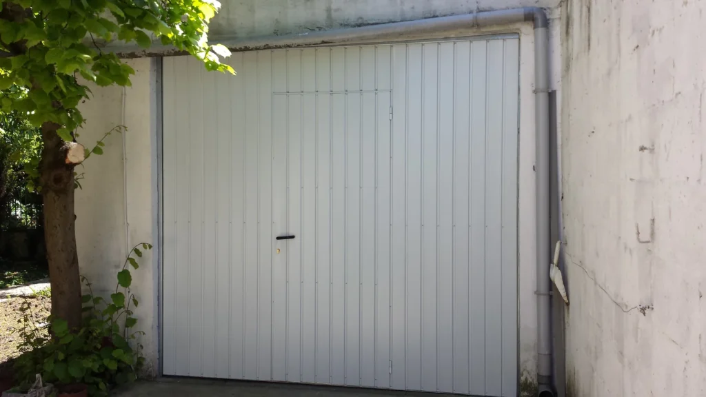 Porte de garage basculante sur mesure - réalisation Toulon (Provence-Alpes-Côte d’Azur)