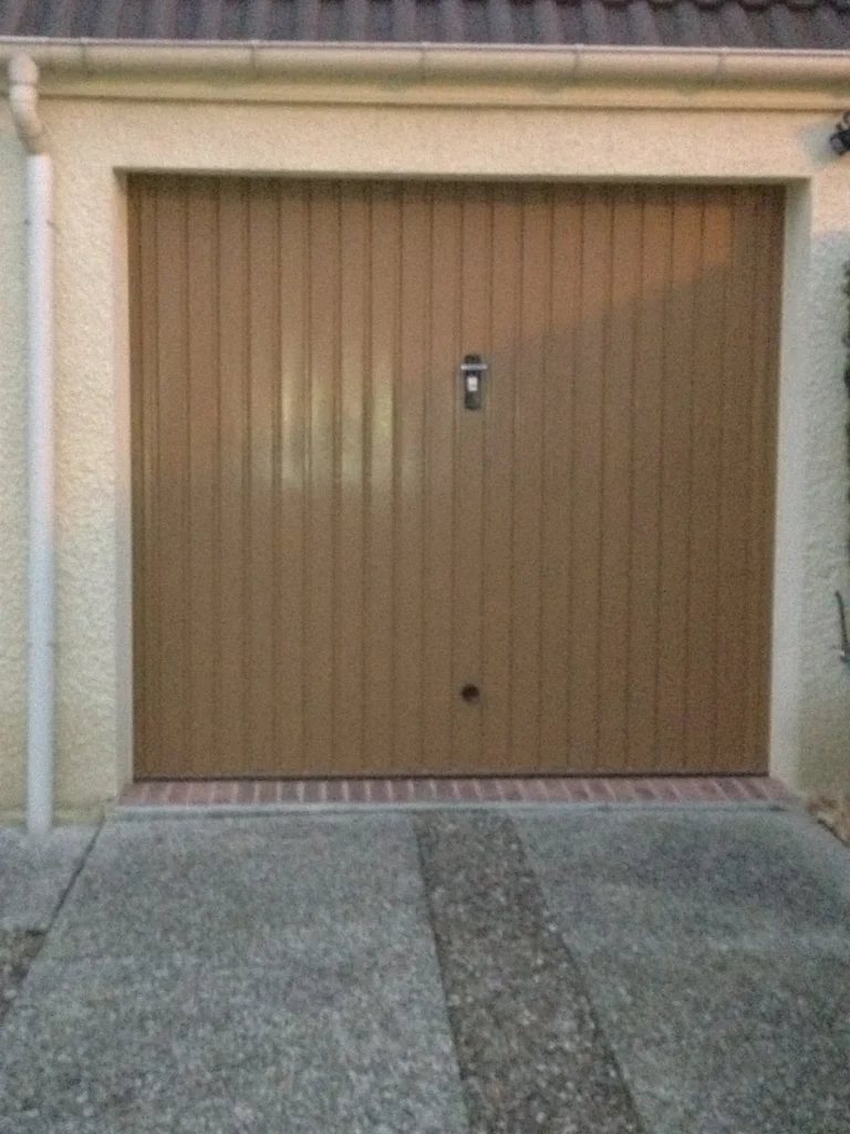 Porte de garage basculante sur mesure - réalisation Nantes (Pays de la Loire)