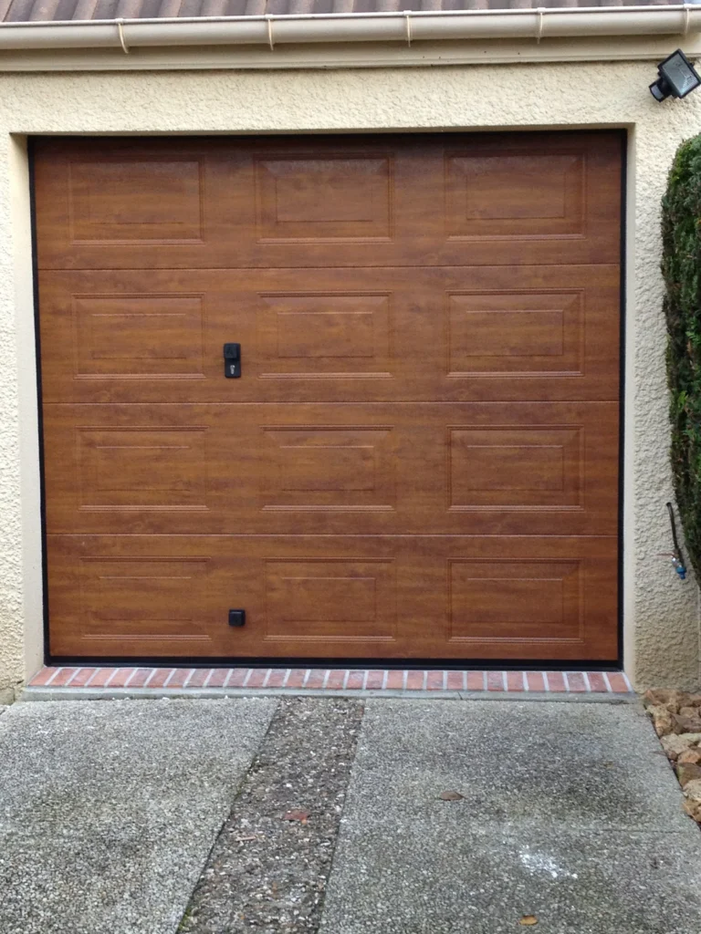 Porte de garage basculante sur mesure - réalisation Nantes (Pays de la Loire)