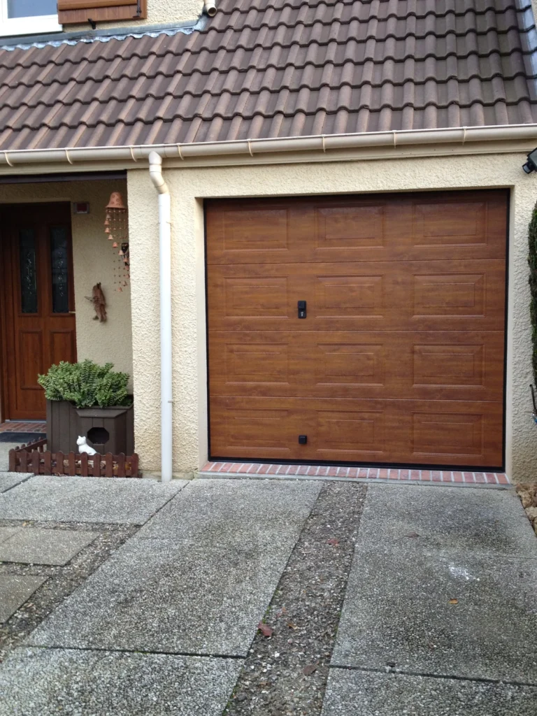 Porte de garage basculante sur mesure - réalisation Hauts-de-Seine (Île-de-France)