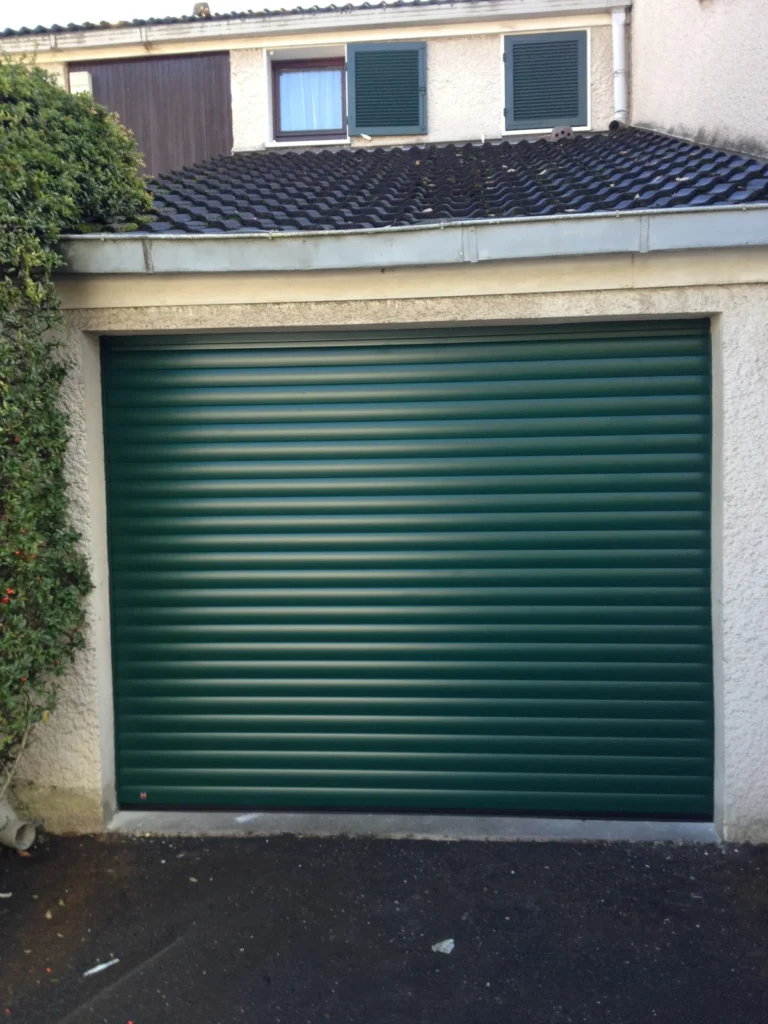 Porte de garage enroulable vert fonc\u00e9 - r\u00e9alisation France