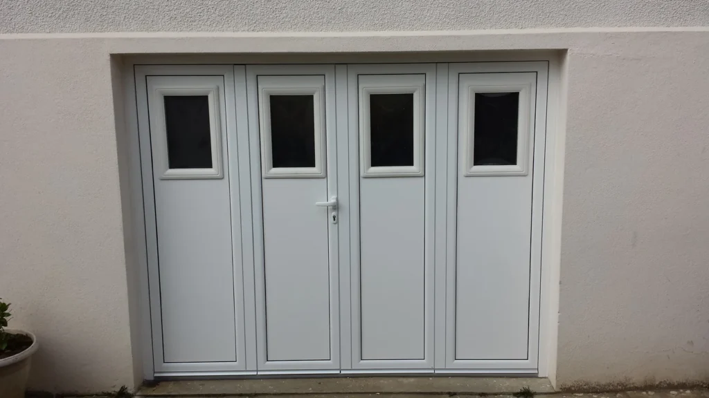 Porte de garage battante sur mesure - réalisation Tours (Centre-Val de Loire)