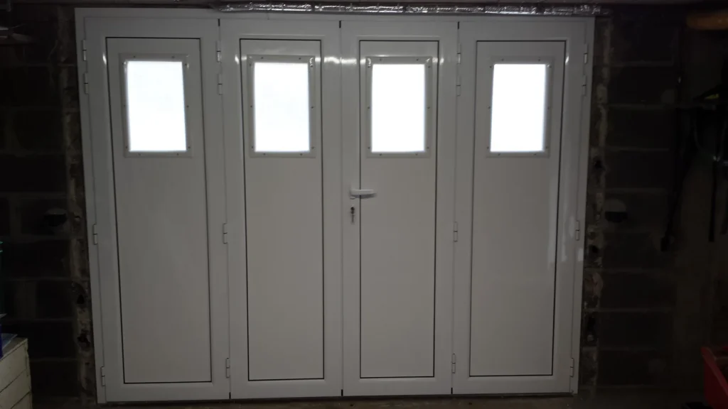 Porte de garage battante sur mesure - réalisation Grenoble (Auvergne-Rhône-Alpes)