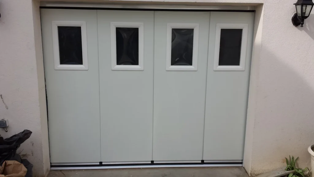 Porte de garage coulissante aluminium blanche - r\u00e9alisation France