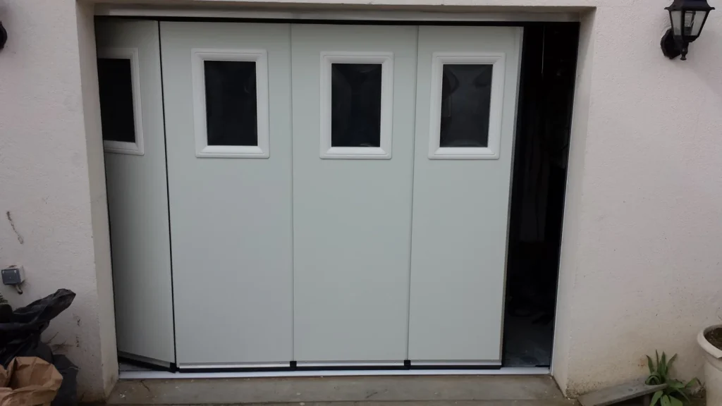 Porte de garage coulissante aluminium blanche - r\u00e9alisation France